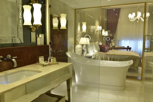 Salle de bains dans l'établissement CVK Park Bosphorus Hotel Istanbul