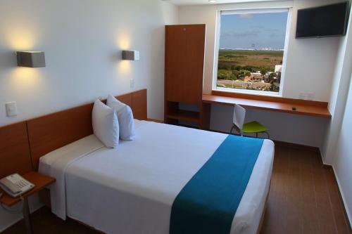 Postel nebo postele na pokoji v ubytování One Cancun Centro