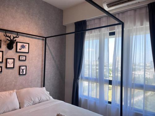 Postel nebo postele na pokoji v ubytování Near MMU UOC Couple 2pax Studio Modern Home