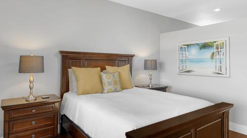 a bedroom with a bed and two lamps and a window at Encantamar Escape by AvantStay Prime Location Community Amenities in Dana Point