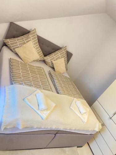 a bed with two napkins on top of it at Deluxe Apartment Nähe Festspielhaus mit Tiefgaragenstellplatz in Baden-Baden