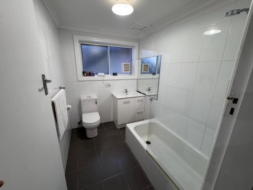 グラフトンにあるApartments on Turf Unit 2のトイレ、洗面台、シャワー付きのバスルーム