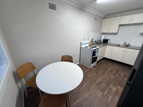 Apartments on Turf Unit 2にあるキッチンまたは簡易キッチン
