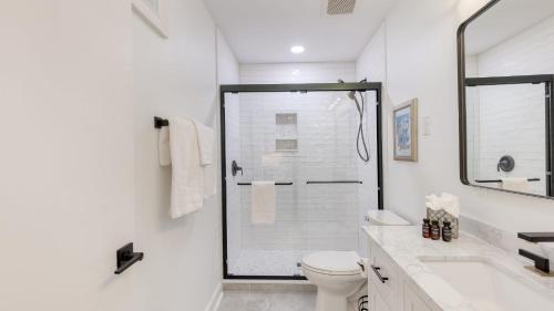 Ένα μπάνιο στο Conch Cottage by AvantStay Walk to Beach Deck Fireplace Outdoor Dining