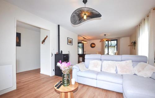 Una sala de estar con un sofá blanco y una mesa. en Lovely Home In Angoustrine, en Angoustrine