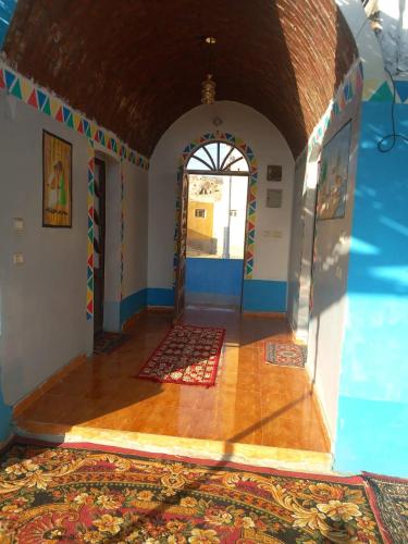 a room with an archway and a floor with rugs at كوش ناكا in Jazīrat Salūjah