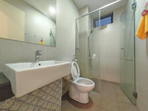 un bagno con lavandino, WC e doccia di Mykey Atlantis 3 Bedroom Family Room Jonker Street a Malacca