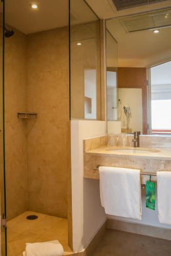 a bathroom with a sink and a mirror at One Ciudad del Carmen Concordia in Ciudad del Carmen