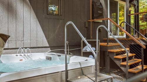 łazienka z wanną z wodą w obiekcie Hot Tub Lake Access Community Amenities Somerset Lodge by AvantStay w mieście East Stroudsburg