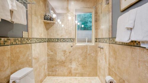 un baño con ducha y WC en Manitou River House 113 by AvantStay A Location, en Telluride