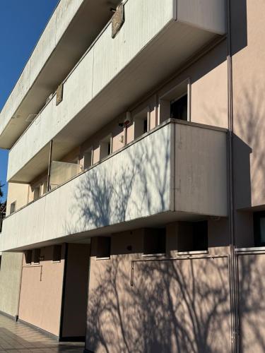 a building with a balcony on the side of it at OTB Italia 4 - Dimora confortevole tra Venezia e Treviso con Terrazza in Preganziol