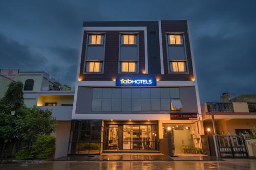 インドールにあるFabHotel Chirag Innの「ホテルワークス」と書かれた看板のある建物