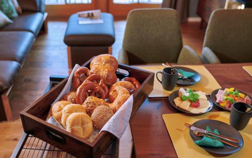 een dienblad met brood en gebak op een tafel bij ÜbermAlztal Gartenblick in Altenmarkt an der Alz