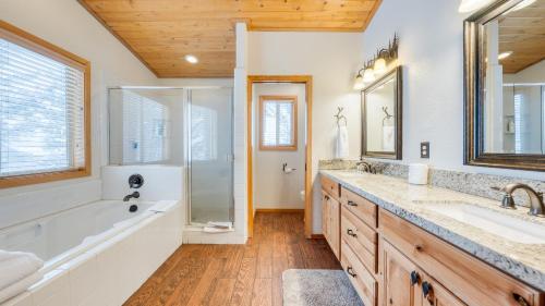 un bagno con vasca, due lavandini e doccia di Oslo Haus by AvantStay Cabin Retreat Near Northstar Downtown Truckee a Truckee