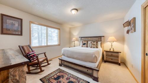 una camera da letto con un letto, una scrivania e una sedia di Oslo Haus by AvantStay Cabin Retreat Near Northstar Downtown Truckee a Truckee