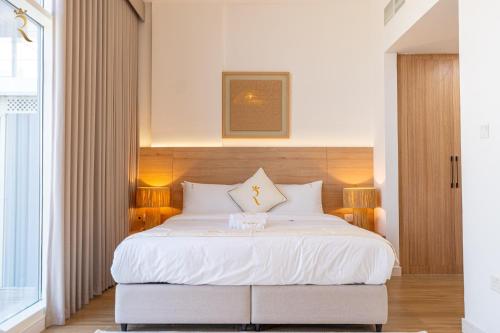 Giường trong phòng chung tại Spacious 4BR Oasis - Luxurious & Cozy in Masdar City