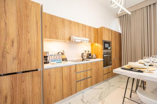 Nhà bếp/bếp nhỏ tại Spacious 4BR Oasis - Luxurious & Cozy in Masdar City