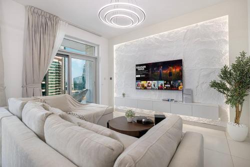 Luxe 2 Bed with Burj View, 5 Min Walk to Dubai Mall, PS5 by Vista Stays Dubai Downtown