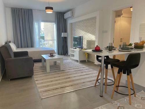 Posezení v ubytování Family friendly modern flat on Northern Cyprus, İskele Long Beach Region