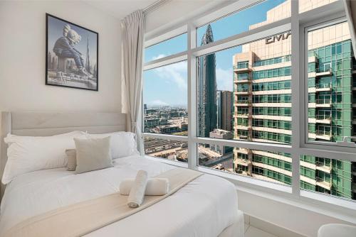 Ένα ή περισσότερα κρεβάτια σε δωμάτιο στο Luxe 2 Bed with Burj View, 5 Min Walk to Dubai Mall, PS5 by Vista Stays Dubai Downtown