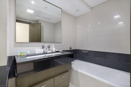 Ένα μπάνιο στο Luxe 2 Bed with Burj View, 5 Min Walk to Dubai Mall, PS5 by Vista Stays Dubai Downtown