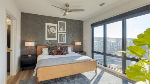 Ένα ή περισσότερα κρεβάτια σε δωμάτιο στο New Modern 2BDR in Walkable Midtown w Gym Pool Honkey-Tonk by AvantStay