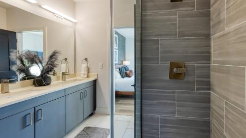 Ένα μπάνιο στο New Modern 2BDR in Walkable Midtown w Gym Pool Honkey-Tonk by AvantStay