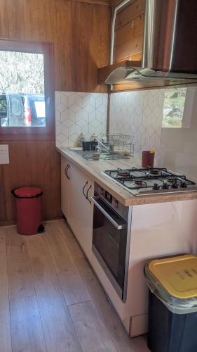 Η κουζίνα ή μικρή κουζίνα στο Les chalets de la forêt d'Issaux