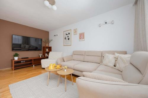 Spacious Air-conditioned Apartment with Balcony Close to PGE Narodowy by Noclegi Renters