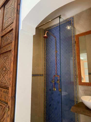 Phòng tắm tại Riad Mazal Mogador