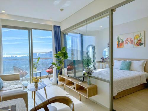 una camera da letto con un letto e una parete di vetro di Căn hộ the sóng view biển a Vung Tau