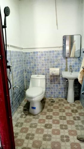 a bathroom with a toilet and a sink at Taibessi in Dili