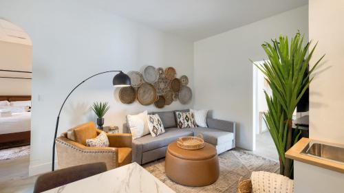 ein Wohnzimmer mit Sofa und Tisch in der Unterkunft Near Sullivan’s Island Downtown w Outdoor Dining The Arsenal by AvantStay in Charleston