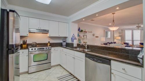 Dapur atau dapur kecil di 308 Summerhouse by AvantStay Oceanview Condo w Community Pool Access