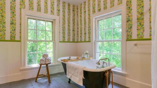 Gambar di galeri bagi Relax in Style at Historic Modern on Main with Modern Amenities Wooded Views di Stone Ridge