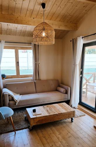 un soggiorno con un divano e un tavolo di Chalet romantique & bucolique a Montignac-Charente