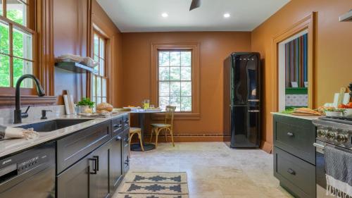 Dapur atau dapur kecil di Relax in Style at Historic Modern on Main with Modern Amenities Wooded Views