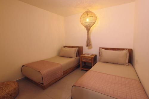 Ein Bett oder Betten in einem Zimmer der Unterkunft OCEAN BLUE HOTEL & RESORT -Jbeil