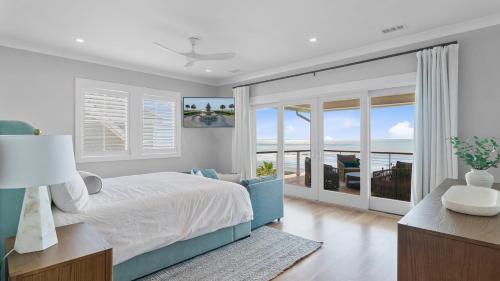 アイル・オブ・パームズにある712 Ocean Blvd by AvantStay Luxe Beach House w Pool Game Zone Beach Access and Viewsのベッドがあり海が見える寝室