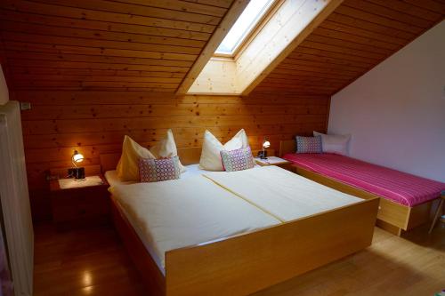 Un pat sau paturi într-o cameră la Gästehaus Kühnle