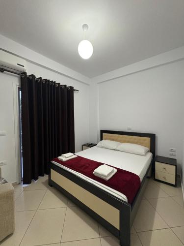 Postel nebo postele na pokoji v ubytování Xhonis Apartments