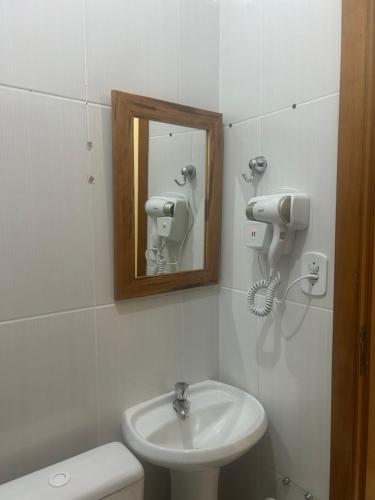 a bathroom with a sink and a mirror at Elite na Serra in Cunha
