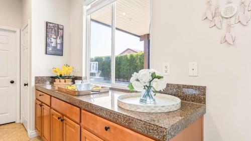 Φωτογραφία από το άλμπουμ του Casa Campo 5BR Desert Oasis w Pool Firepit Outdoor Lounge σε Indio