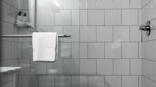 Ένα μπάνιο στο Sleeps 24 12 Suites in Walkable SoBro Near Downtown – by AvantStay