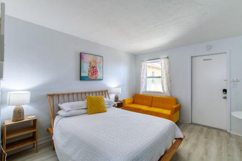 Ένα ή περισσότερα κρεβάτια σε δωμάτιο στο 6 Pineapple Shores Retro Inn Queen Studio