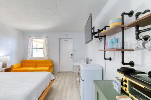 Η κουζίνα ή μικρή κουζίνα στο 6 Pineapple Shores Retro Inn Queen Studio