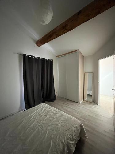 Ένα ή περισσότερα κρεβάτια σε δωμάτιο στο Appartement en duplex 2 chambres à La Réole