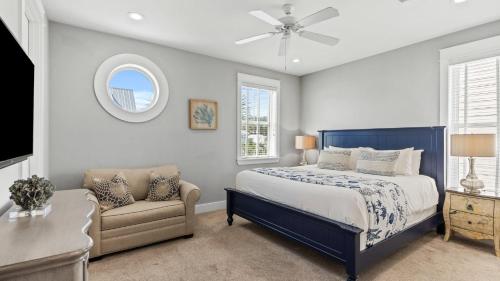 ein Schlafzimmer mit einem Bett und einem Stuhl in der Unterkunft Coastal Getaway w Golf Cart Beach Gear Villa Galini by AvantStay in Santa Rosa Beach
