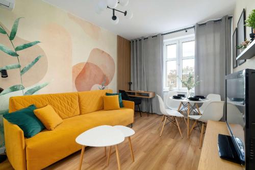 Yellow Apartment in Poznań with Air Conditioning and Desk for Remote Work by Noclegi Renters