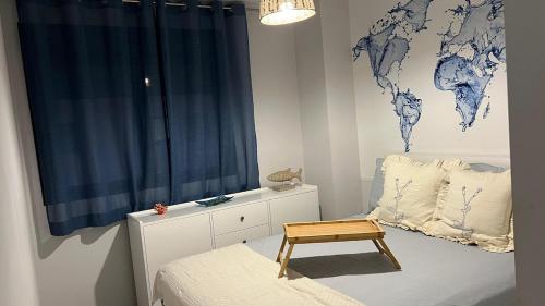 Un dormitorio con una cama con una mesa encima. en Teatinos Int Apartment, en Málaga